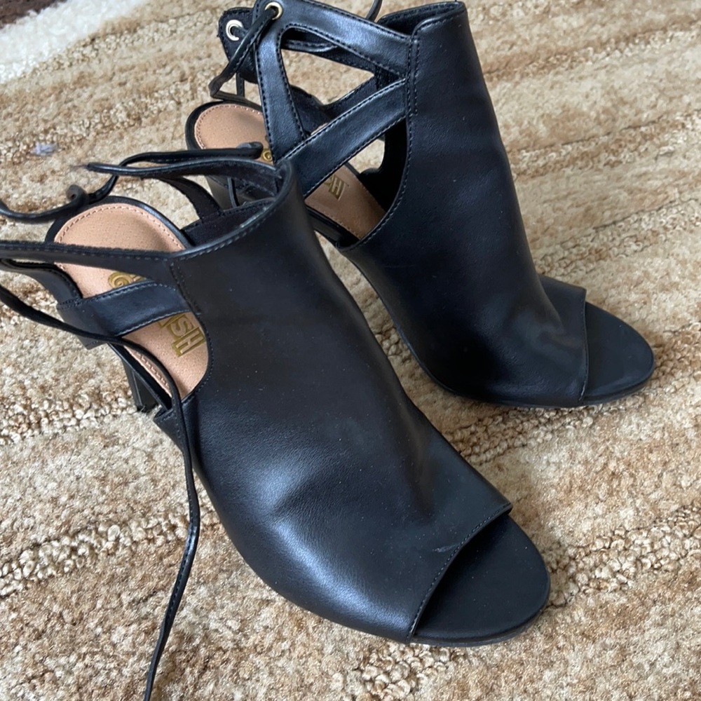 Drags heels